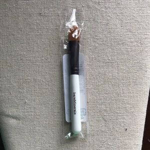 bareMinerals heal and conceal brush